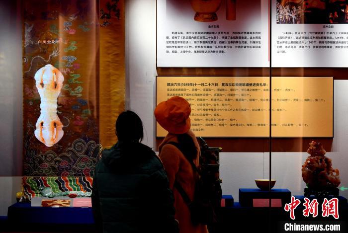 圖為5月18日，觀眾正在欣賞展覽?！±盍?攝