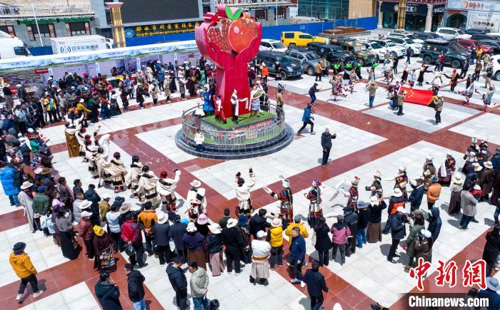 圖為“極地那曲 天際之旅”2023西藏那曲“中國(guó)旅游日”音樂(lè)美食嘉年華活動(dòng)現(xiàn)場(chǎng)?！∧乔形幕吐糜尉止﹫D