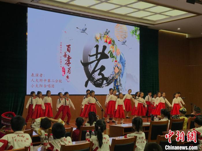 圖為中國人民大學(xué)附屬中學(xué)第二分校的小朋友們合唱?！￡惤ㄐ?攝