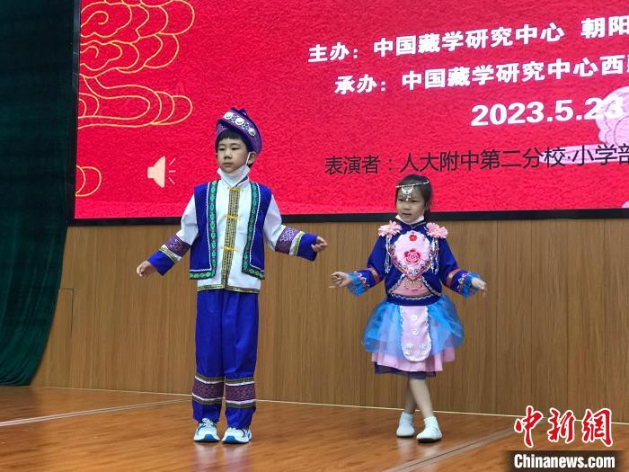 圖為中國人民大學(xué)附屬中學(xué)第二分校的小朋友們展示民族服飾?！￡惤ㄐ?攝
