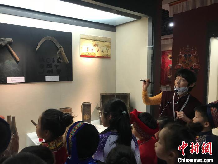 圖為中國人民大學(xué)附屬中學(xué)第二分校的小朋友們參觀“雪域星光——西藏傳統(tǒng)文化藝術(shù)展”?！￡惤ㄐ?攝