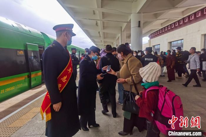 日喀則火車站工作人員引導(dǎo)乘客乘坐高原復(fù)興號(hào)?！《飞降?攝