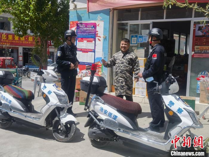 民警對轄區(qū)商鋪進(jìn)行走訪排查?！↑S創(chuàng)偉 攝