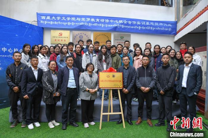圖為揭牌儀式上合影?！∝暩聛硭?攝