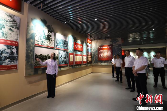 圖為西藏航空一行在臨沂市孟良崮戰(zhàn)役紀念館開展主題教育活動?！〗?攝