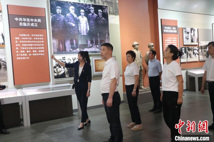 圖為西藏航空一行在臨沂市沂蒙革命紀念館開展主題教育活動?！〗?攝