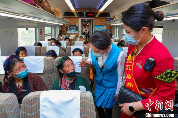 農(nóng)牧民乘坐高原復(fù)興號動車組出行?！≈軔傁?攝