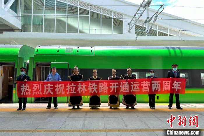 中國鐵路青藏集團(tuán)有限公司慶祝拉林鐵路開通運營兩周年?！±詈Ｐ?攝