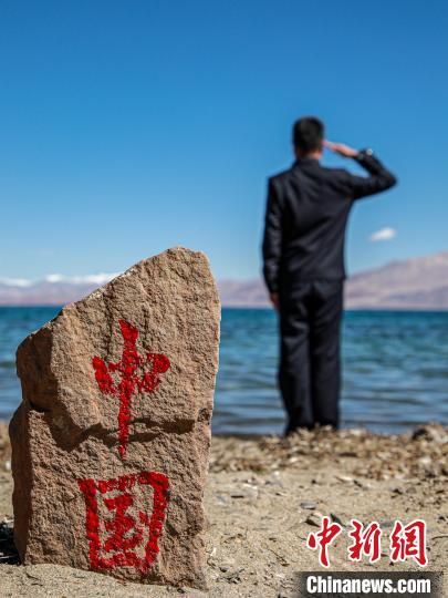 班公湖畔的“中國”標(biāo)記?！↓埿▲P 攝