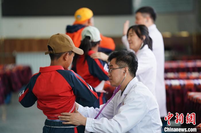 6月26日，西藏日喀則特校的孩子參加先心病篩查?！√K丹 攝