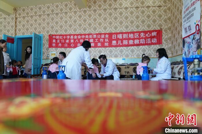 6月27日，西藏康馬縣雙語幼兒園的孩子參加先心病篩查?！√K丹 攝