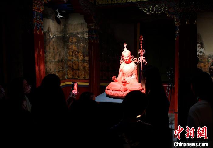 圖為觀眾正在欣賞展覽中的雕塑作品。　李林 攝