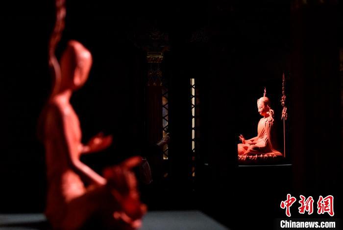 圖為展覽中圍繞西藏歷史與傳統(tǒng)創(chuàng)作的雕塑作品?！±盍?攝