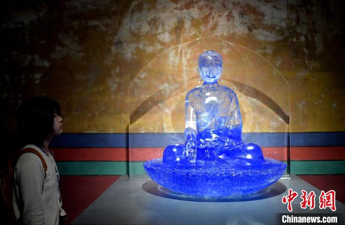 圖為觀眾正在欣賞展覽中的雕塑作品?！±盍?攝