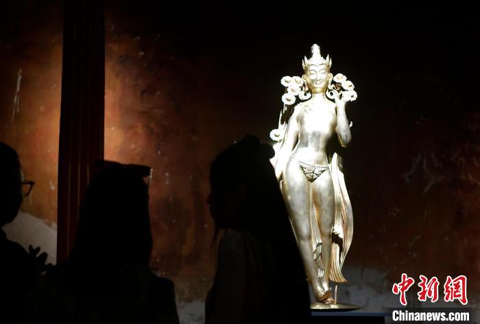 圖為觀眾正在欣賞展覽中的雕塑作品《八萬(wàn)四千年》?！±盍?攝