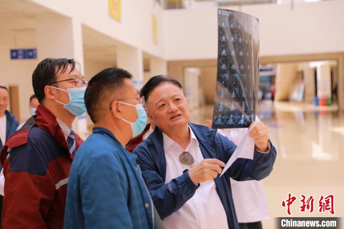 上海專家們采用“一對(duì)一”指導(dǎo)等方式，帶動(dòng)日喀則市人民醫(yī)院科室、醫(yī)生業(yè)務(wù)水平的提升?！∩虾＝淮筢t(yī)學(xué)院供圖