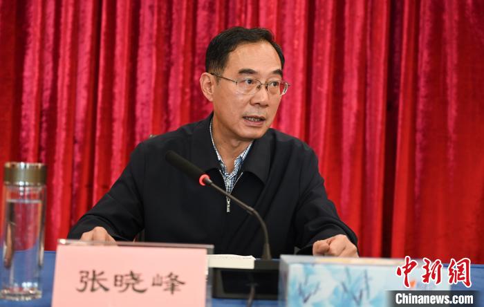 圖為西藏自治區(qū)黨委宣傳部副部長、西藏廣播電視臺(tái)黨組書記張曉峰致辭?！≮w朗 攝