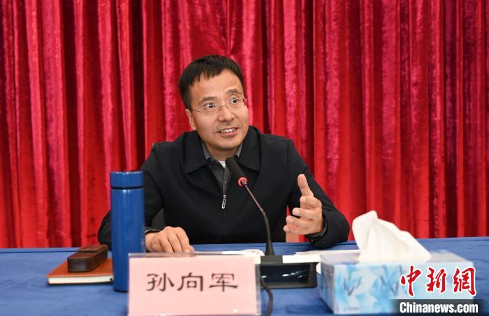 圖為西藏自治區(qū)黨委宣傳部副部長、自治區(qū)社科院黨組書記孫向軍主持活動(dòng)。　趙朗 攝