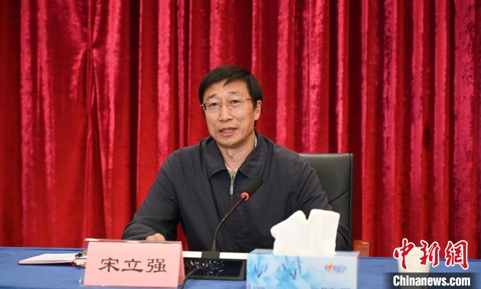 圖為西藏自治區(qū)黨委組織部副部長、第十批援藏干部人才總領(lǐng)隊(duì)宋立強(qiáng)致辭。