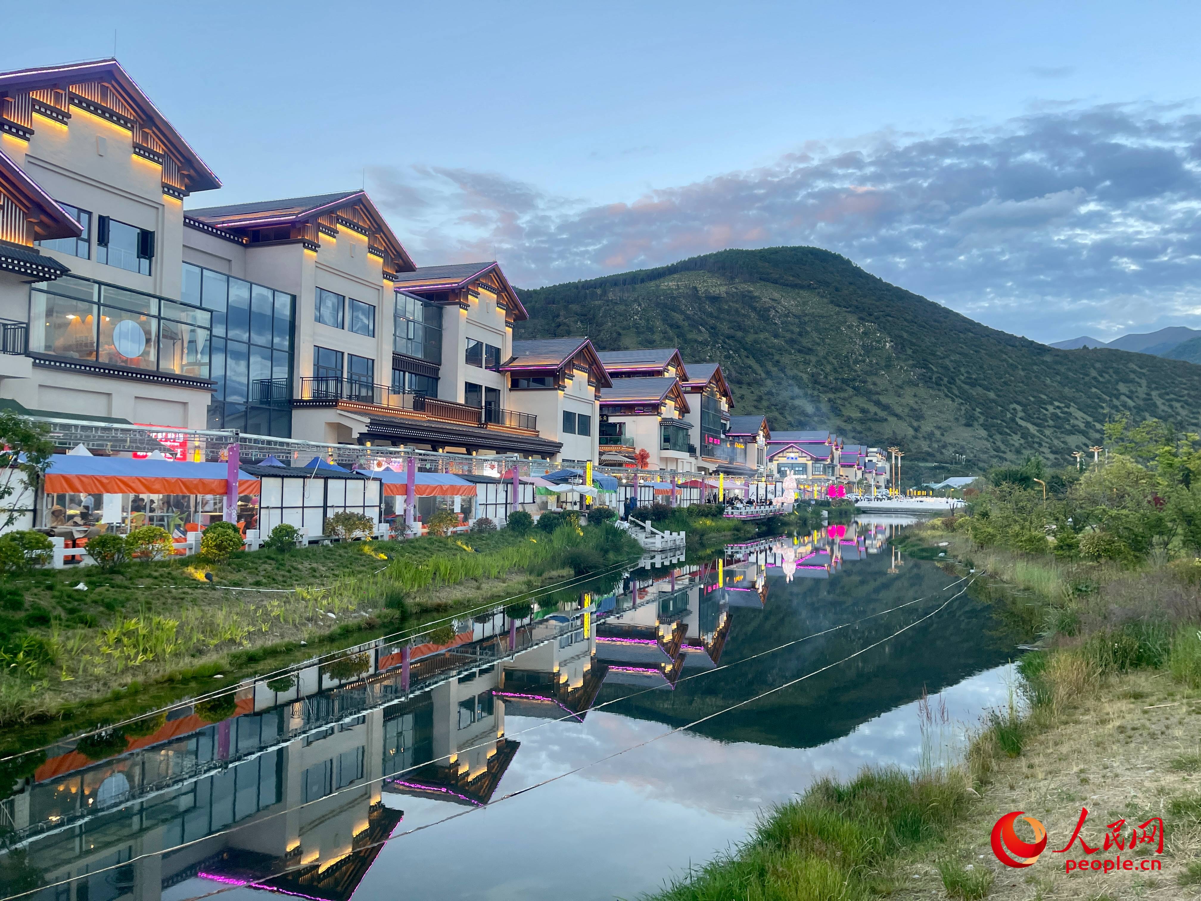 工布公園的一角，風(fēng)景秀麗。人民網(wǎng) 周靜圓攝