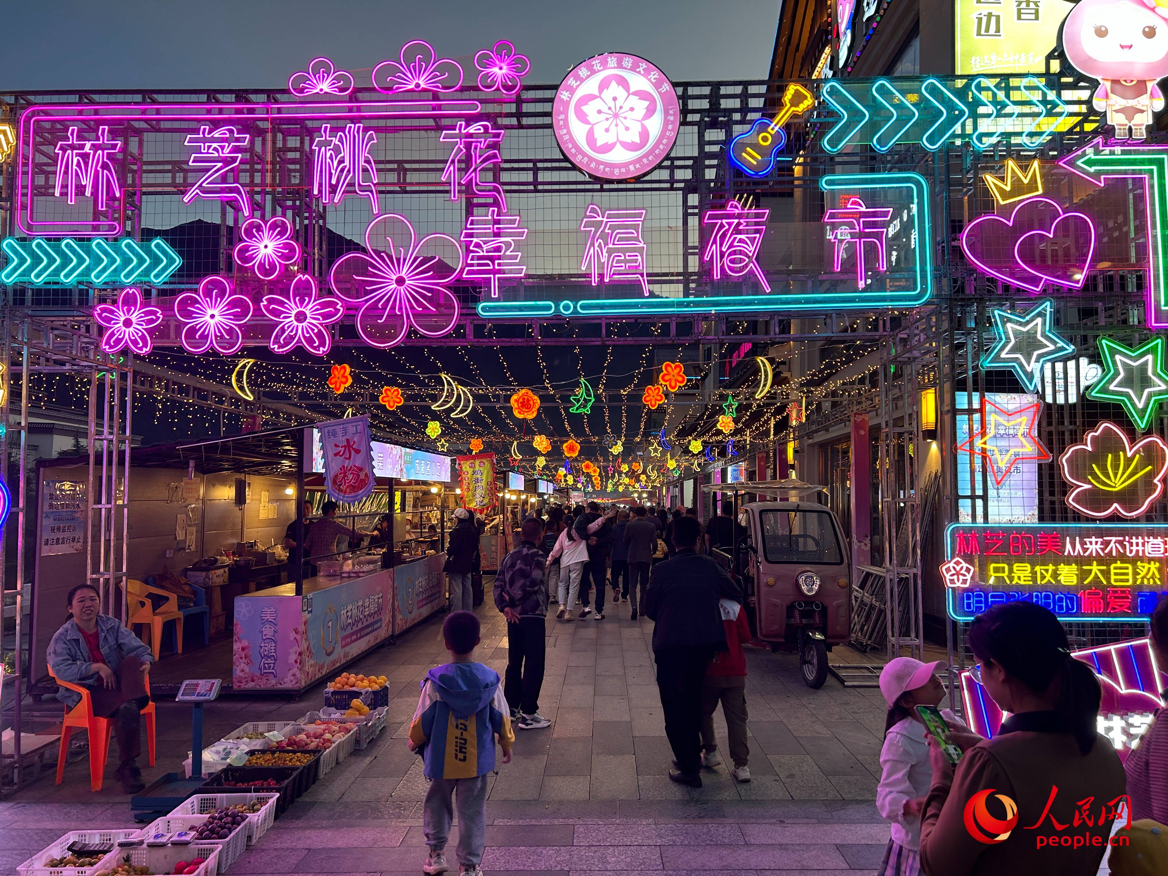 工布公園里的夜市，人來人往。人民網(wǎng) 周靜圓攝