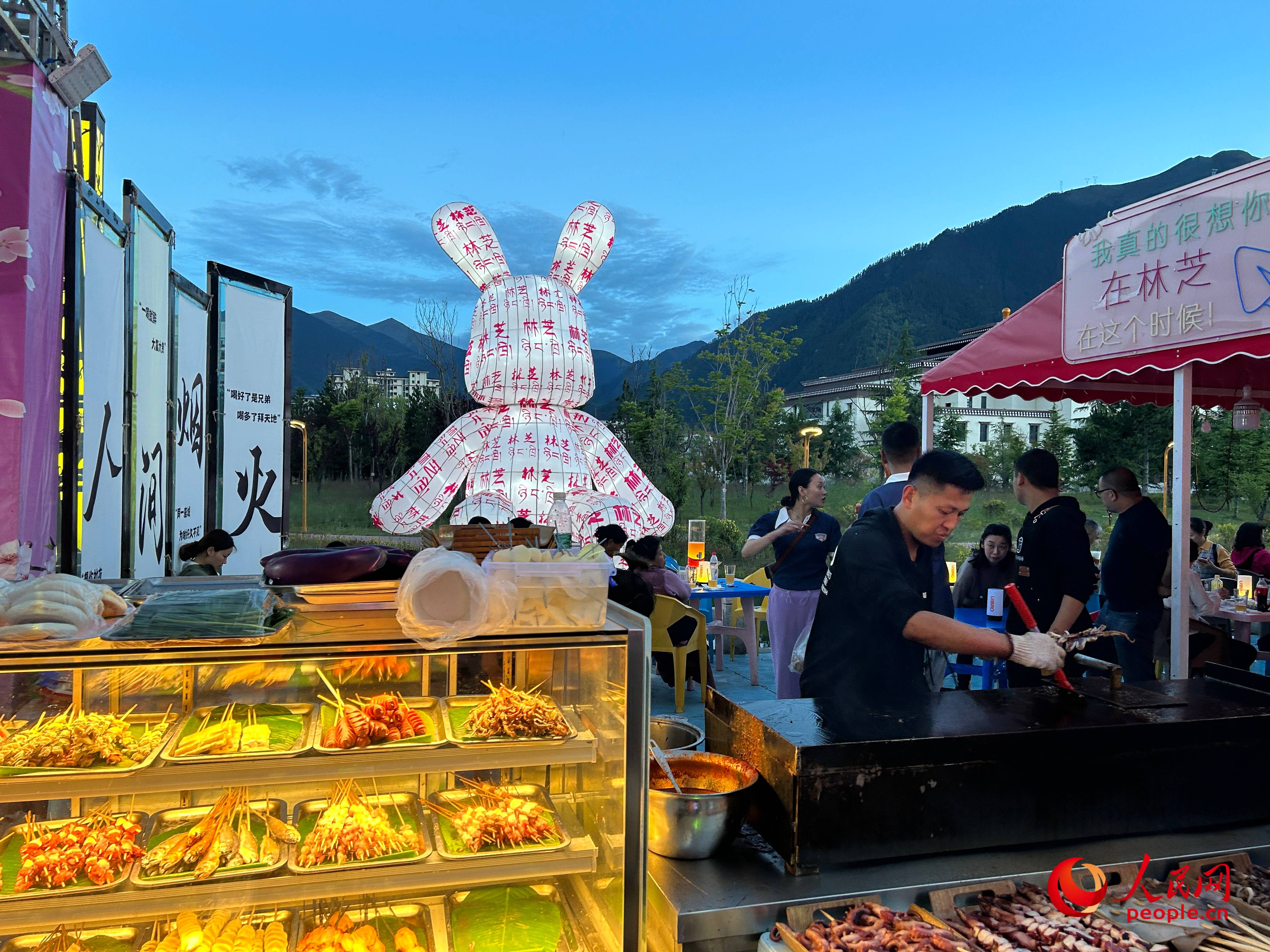 工布公園里的夜市，滿滿“煙火氣”。人民網(wǎng) 周靜圓攝