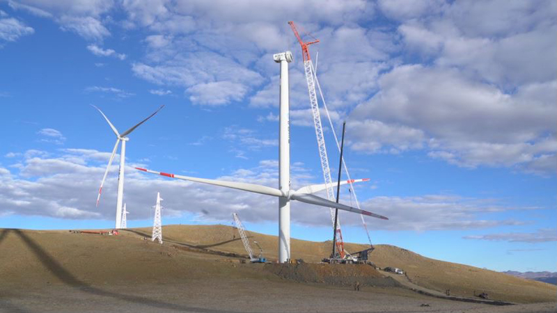 西藏措美哲古風(fēng)電場首批3.6兆瓦風(fēng)電機(jī)組吊裝。受訪者供圖