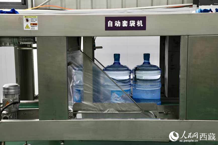 “色達牙泉”礦泉水（桶裝水）生產加工基地。人民網記者 次仁羅布攝