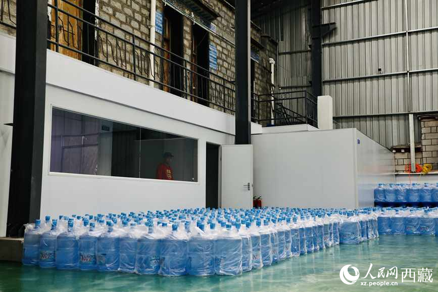 “色達牙泉”礦泉水（桶裝水）生產加工基地。人民網記者 次仁羅布攝