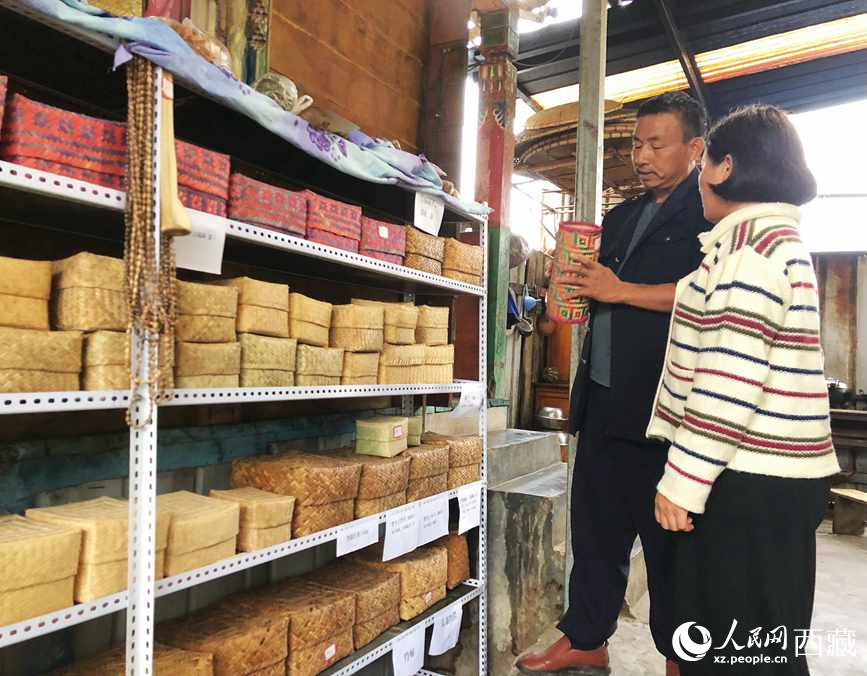 愛明（左一）給游客介紹藤竹產(chǎn)品。