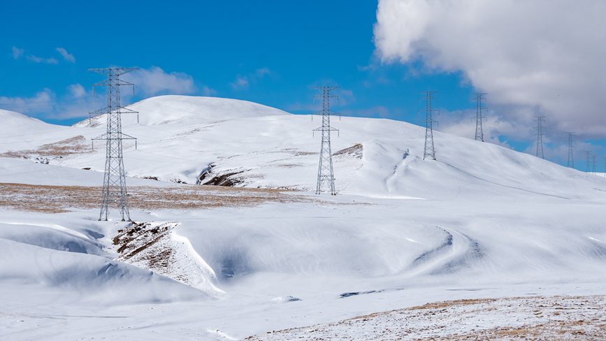 西藏自治區(qū)那曲市冰天雪地里的電網(wǎng)。趙清鵬攝