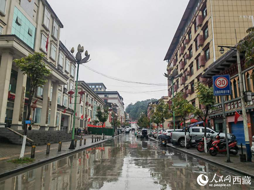 如今的墨脫縣城一應(yīng)俱全。人民網(wǎng) 李海霞攝