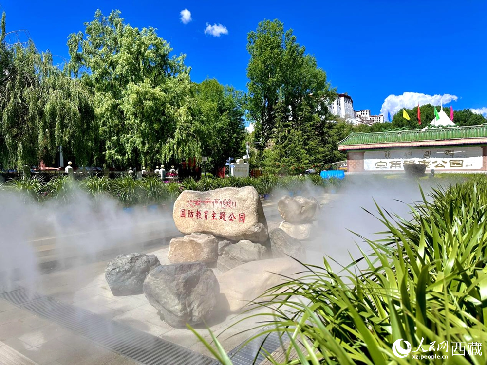 布達(dá)拉宮腳下的宗角祿康公園。