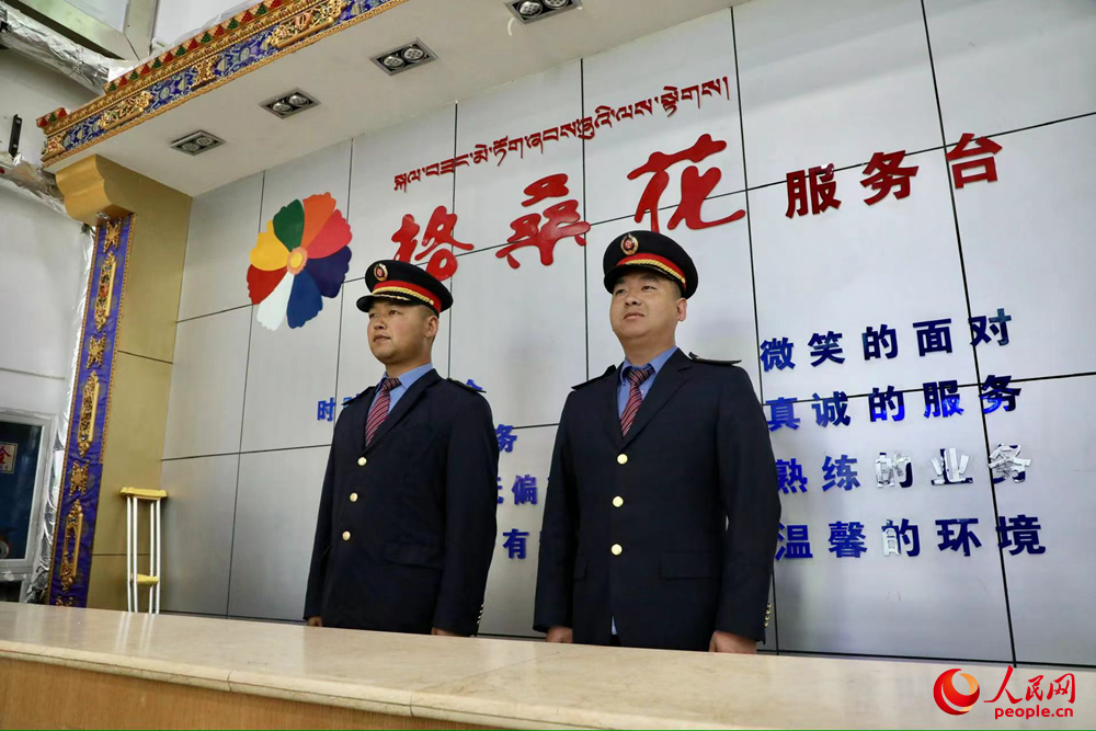 那曲火車站格?；ǚ?wù)臺(tái)。人民網(wǎng)記者 次仁羅布攝