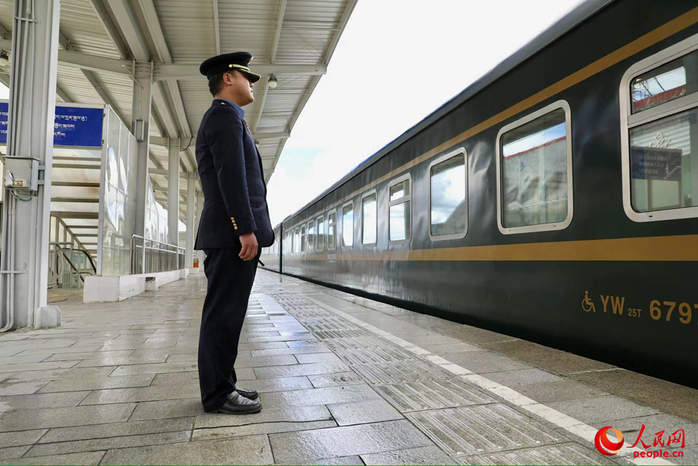 即將開(kāi)往上海的列車。人民網(wǎng)記者 次仁羅布攝