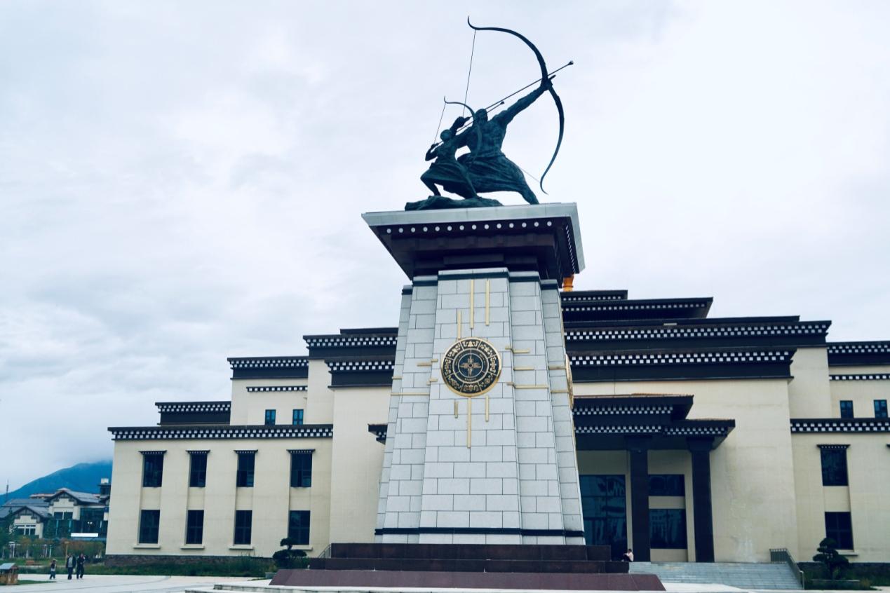 工布公園里的城市地標雕塑——畢秀之子。人民網(wǎng)記者 益西康珠攝