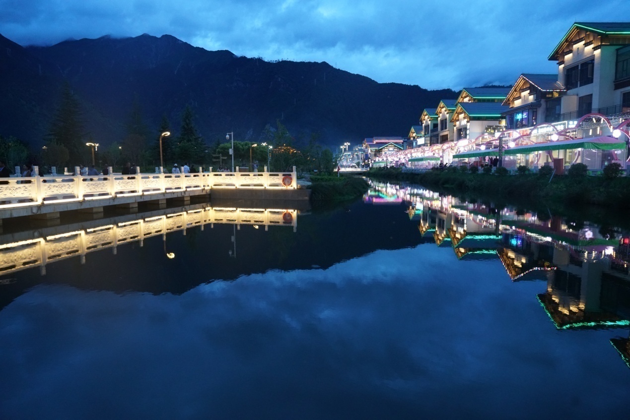 工布公園的夜景。人民網(wǎng)記者 益西康珠攝