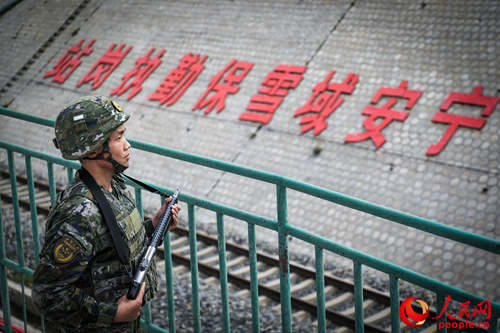 武警西藏總隊拉薩支隊執(zhí)勤八大隊官兵在鐵路旁執(zhí)勤。支翔宇 攝