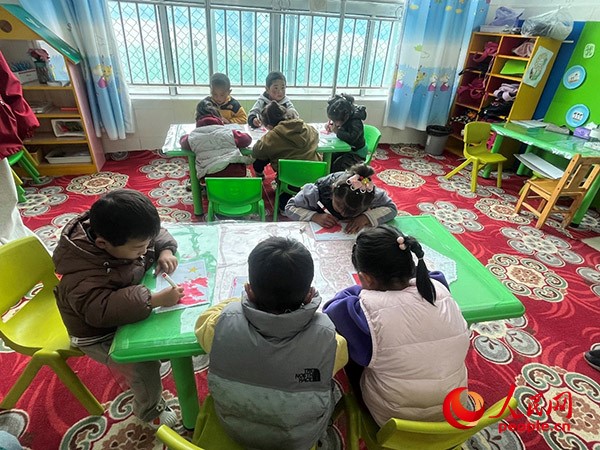 拉多村一所現(xiàn)代化幼兒園小班孩子們正在繪畫。張敏穎 攝