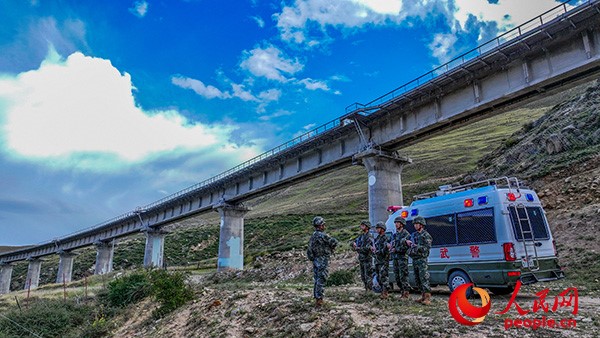 武警西藏總隊拉薩支隊執(zhí)勤八大隊官兵進行護路演練以應對突發(fā)情況。張磊 攝