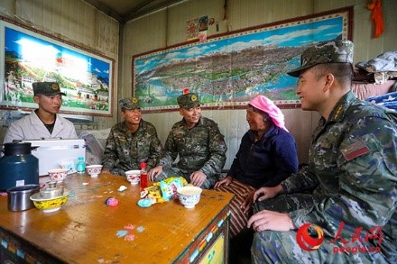 武警西藏總隊拉薩支隊執(zhí)勤八大隊官兵慰問藏族老人。何騰海 攝