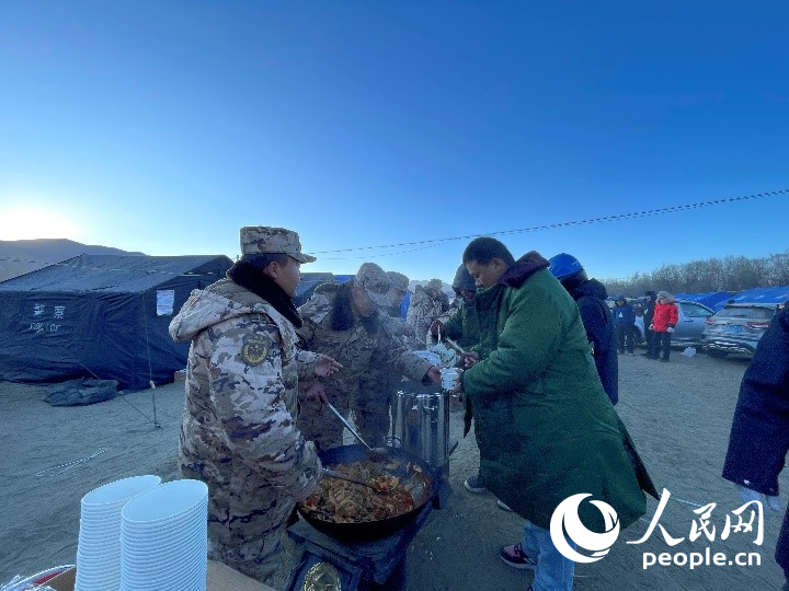 子弟兵為受災(zāi)群眾分發(fā)早餐。人民網(wǎng)記者 郝潔攝