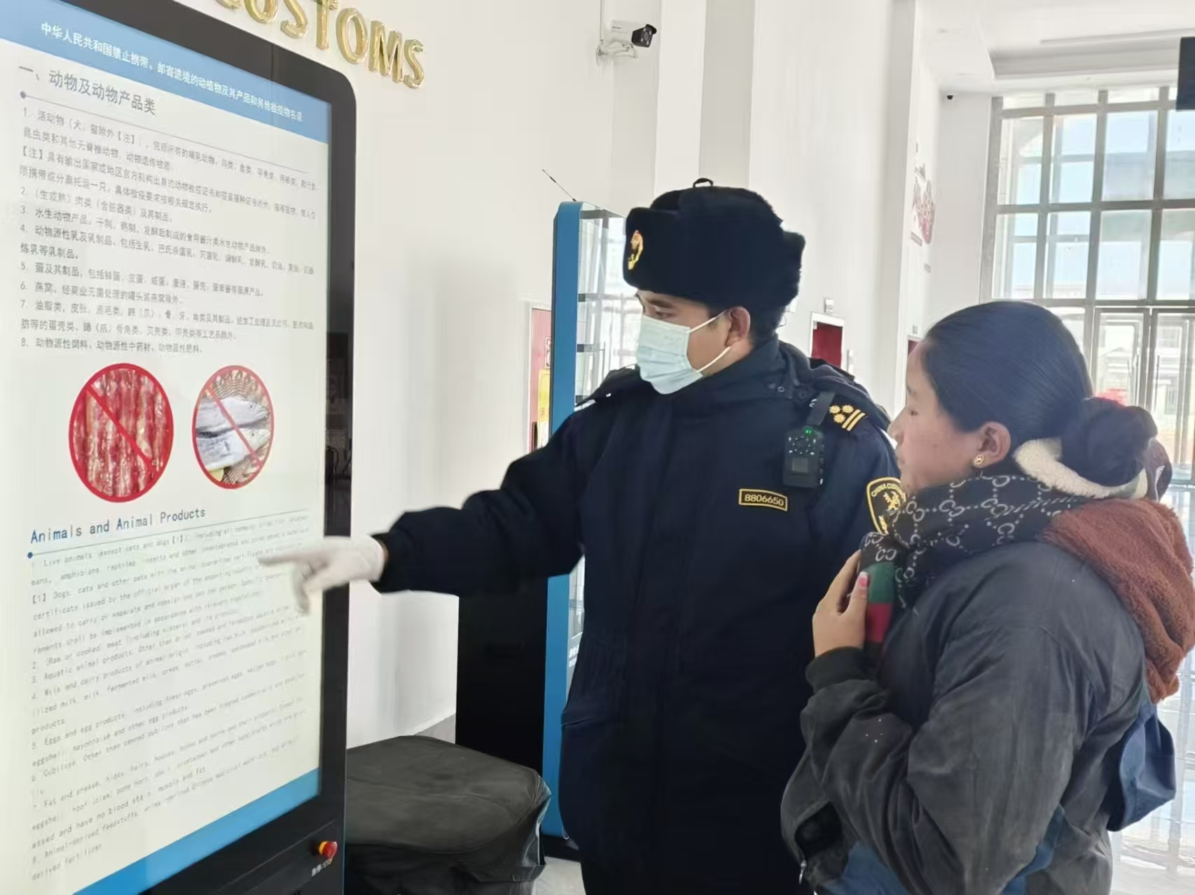 海關(guān)關(guān)員對(duì)入境邊民進(jìn)行禁止攜帶、郵寄進(jìn)境動(dòng)植物及其產(chǎn)品解讀。次旺久美攝