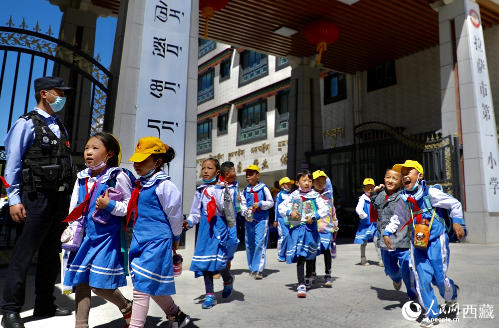 拉薩市第一小學(xué)的學(xué)生們放學(xué)后歡快地走出校門。人民網(wǎng)記者 次仁羅布攝