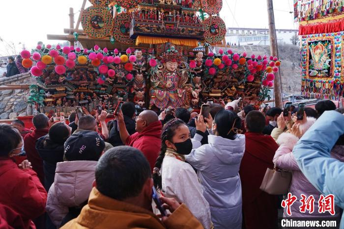青海塔爾寺：“百年夢(mèng)境”酥油花吸引近十萬民眾朝佛觀瞻