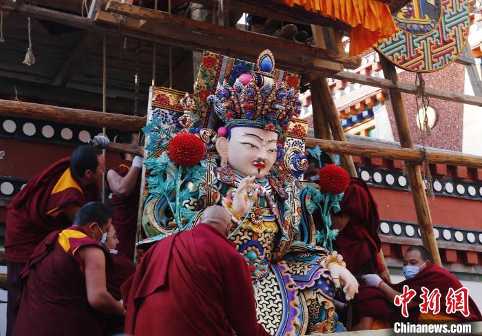 圖為塔爾寺僧人為酥油花搭架子。　馬銘言 攝