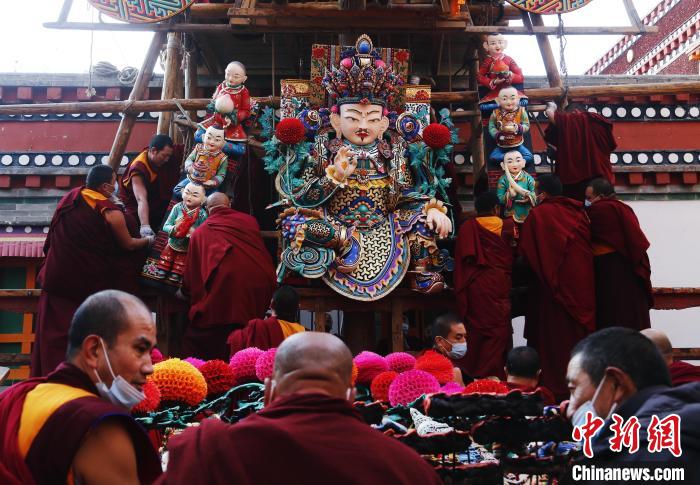 圖為塔爾寺僧人為酥油花搭架子?！●R銘言 攝