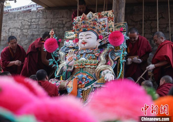（新春走基層）青海塔爾寺綻放“百年夢(mèng)境”酥油花引四方民眾朝佛觀瞻