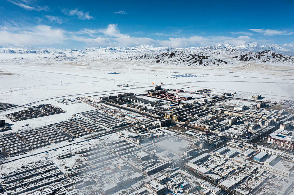 西藏阿里地區(qū)改則縣迎來初雪，銀裝素裹，美如畫卷。