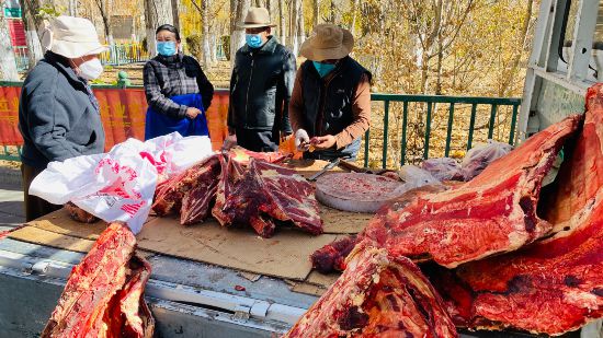 圖為市民正在買牛肉，本報(bào)記者 格桑倫珠攝(3737723)-20221201105107(1).jpg